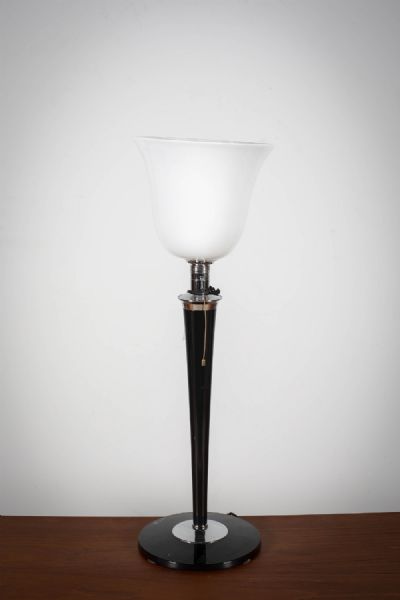 AN ART DECO STYLE TABLE LAMP at deVeres Auctions