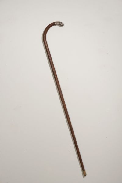 AN IMPORTANT ROSEWOOD AND SILVER MOUNTED WALKING CANE, by Michael Collins sold for €11,000 at deVeres Auctions