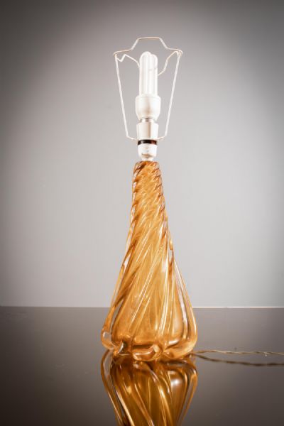 AN AMBER SPIRAL TWISTED GLASS TABLE LAMP at deVeres Auctions