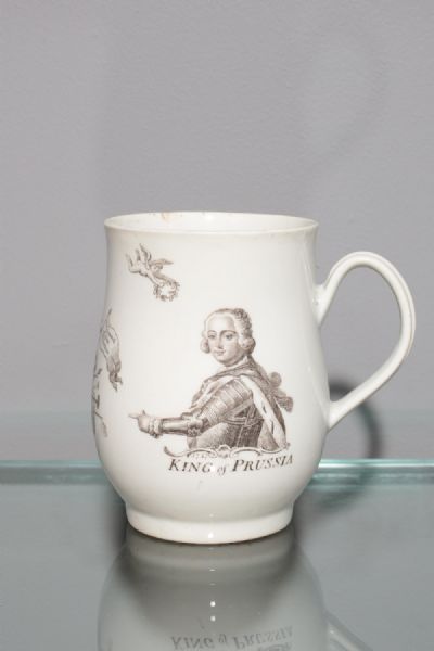 A WORCESTER TRANSFER PRINTED BELL SHAPED MUG at deVeres Auctions