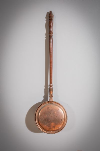 A COPPER BED WARMER, 19th CENTURY at deVeres Auctions
