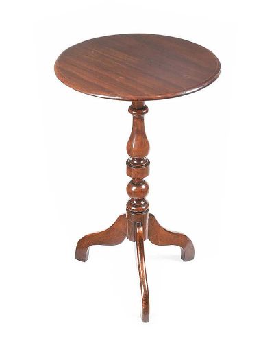 VICTORIAN MAHOGANY LAMP TABLE WITH TURNED PILLAR. at deVeres Auctions