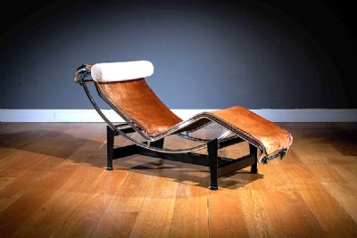 A VINTAGE LC4 CHAIR,�BY LE CORBUSIER, PIERRE JEANNERET & CHARLOTTE PERRIAND, at deVeres Auctions