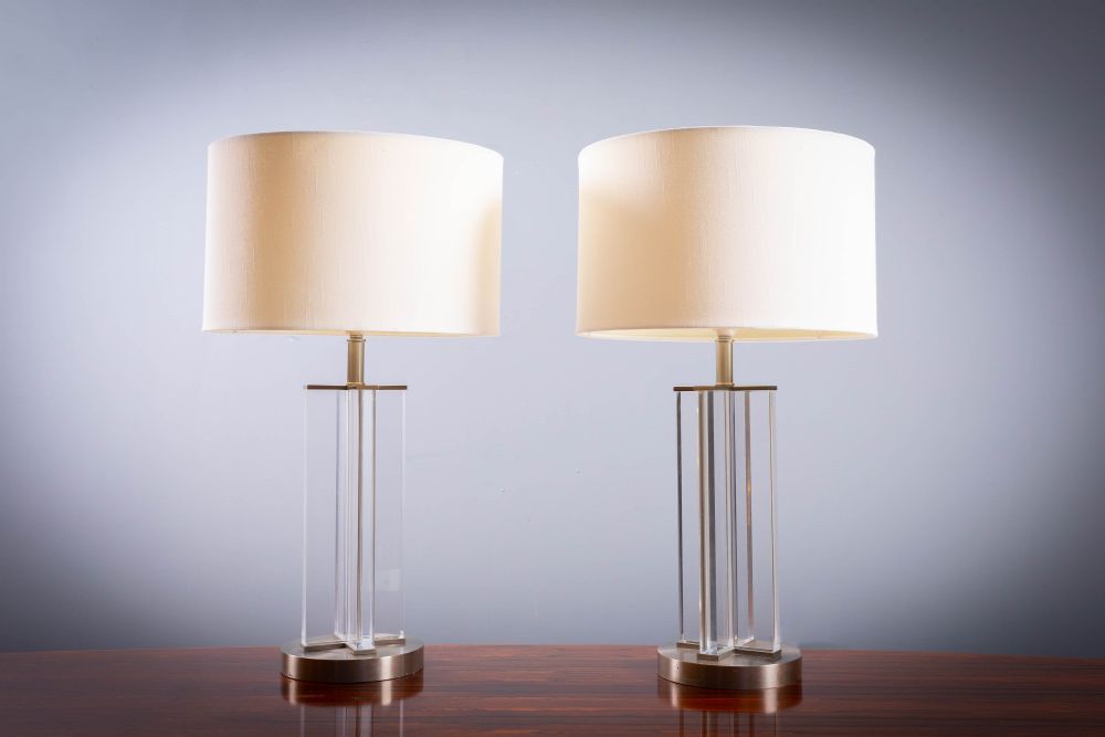 A PAIR OF LUCITE TABLE LAMPS