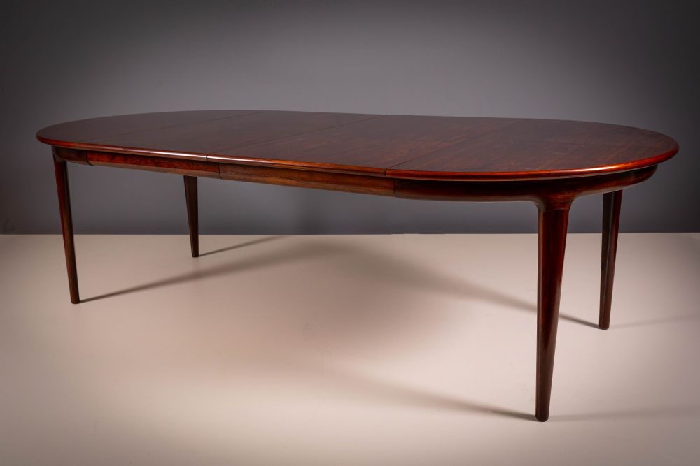 A FINE ROSEWOOD EXTENDING DINING TABLE, DANISH,
