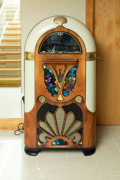 A WALNUT CASED JUKEBOX, IN ART DECO STYLE, at deVeres Auctions