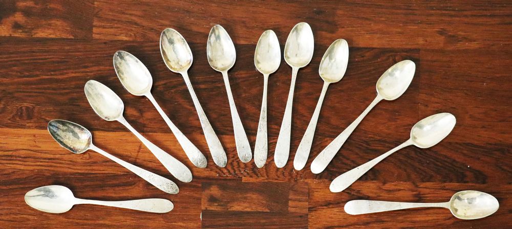 261 by A SET OF 12 GEORGIAN BRIGHT CUT TEASPOONS  at deVeres Auctions