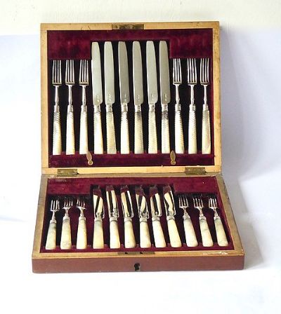 355 by SET OF GEORGIAN SILVER 24 PIECE SILVER AND MOTHER OF PEARL CUTLERY SET  at deVeres Auctions